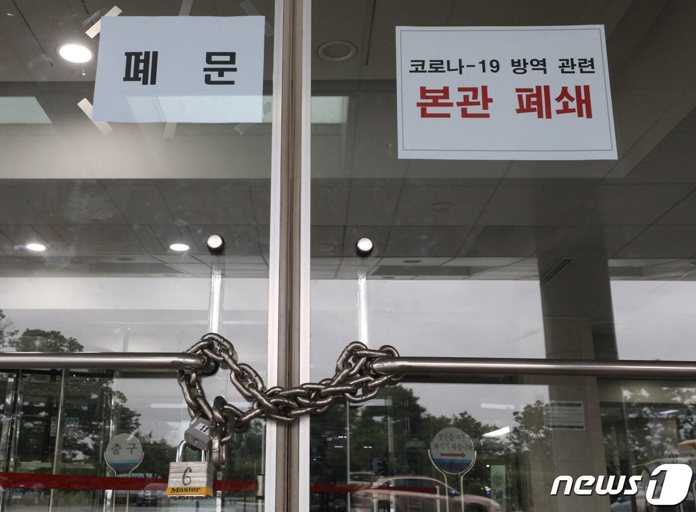 본문 이미지 - 더불어민주당 회의를 취재한 기자가 전날 신종 코로나바이러스 감염증(코로나19) 양성 판정을 받으면서 국회가 27일 하루 동안 폐쇄된다. 이에 따라 더불어민주당과 미래통합당의 주요 회의는 취소됐고 결산국회 관련 상임위원회 회의도 전면 연기됐다. 사진은 27일 오후 서울 여의도 국회의 모습. 2020.8.27/뉴스1 ⓒ News1 신웅수 기자