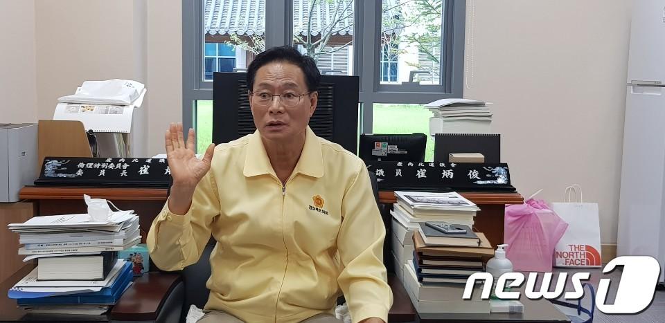 본문 이미지 - 최병준 경북도의회 부의장&#40;의장직무대리&#41;이 &#34;미국산 사과 수입이 현실화되면 경북 농가는 물론 국내 과수 산업 전체가 회복 불가능한 타격을 입을 것&#34;이라며 &#34;정부가 즉각 검토를 중단하고 책임 있는 입장을 밝혀야 한다&#34;고 말했다. ⓒ News1 김대벽 기자