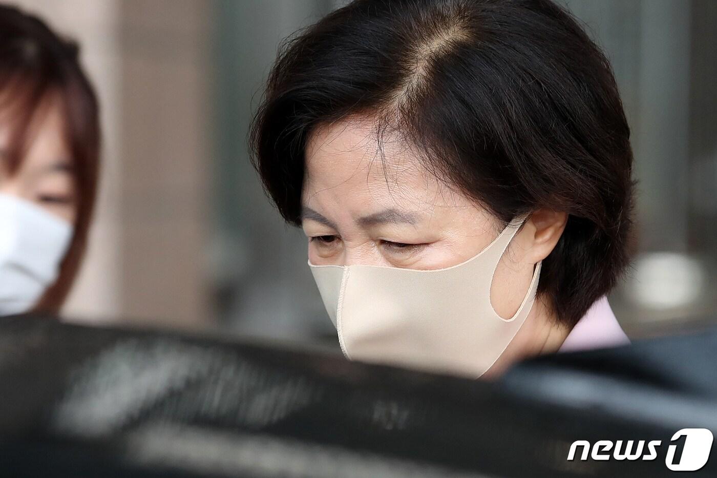 본문 이미지 - 법무부가 차장·부장검사 등 검찰 중간 간부 인사를 발표할 것으로 알려진 27일 추미애 법무부 장관이 오후 경기도 과천 법무부 청사를 나서고 있다. 법무부는 앞서 24일 열린 검찰인사위원회 심의 결과를 통해 검찰 직제 개편으로 인한 업무 조정 상황을 감안하면서 형사·공판부 출신 검사와 여성, 공인전문 검사를 우대하는 기조를 이어가기로 한 것으로 알려졌다. 2020.8.27/뉴스1 ⓒ News1 이승배 기자