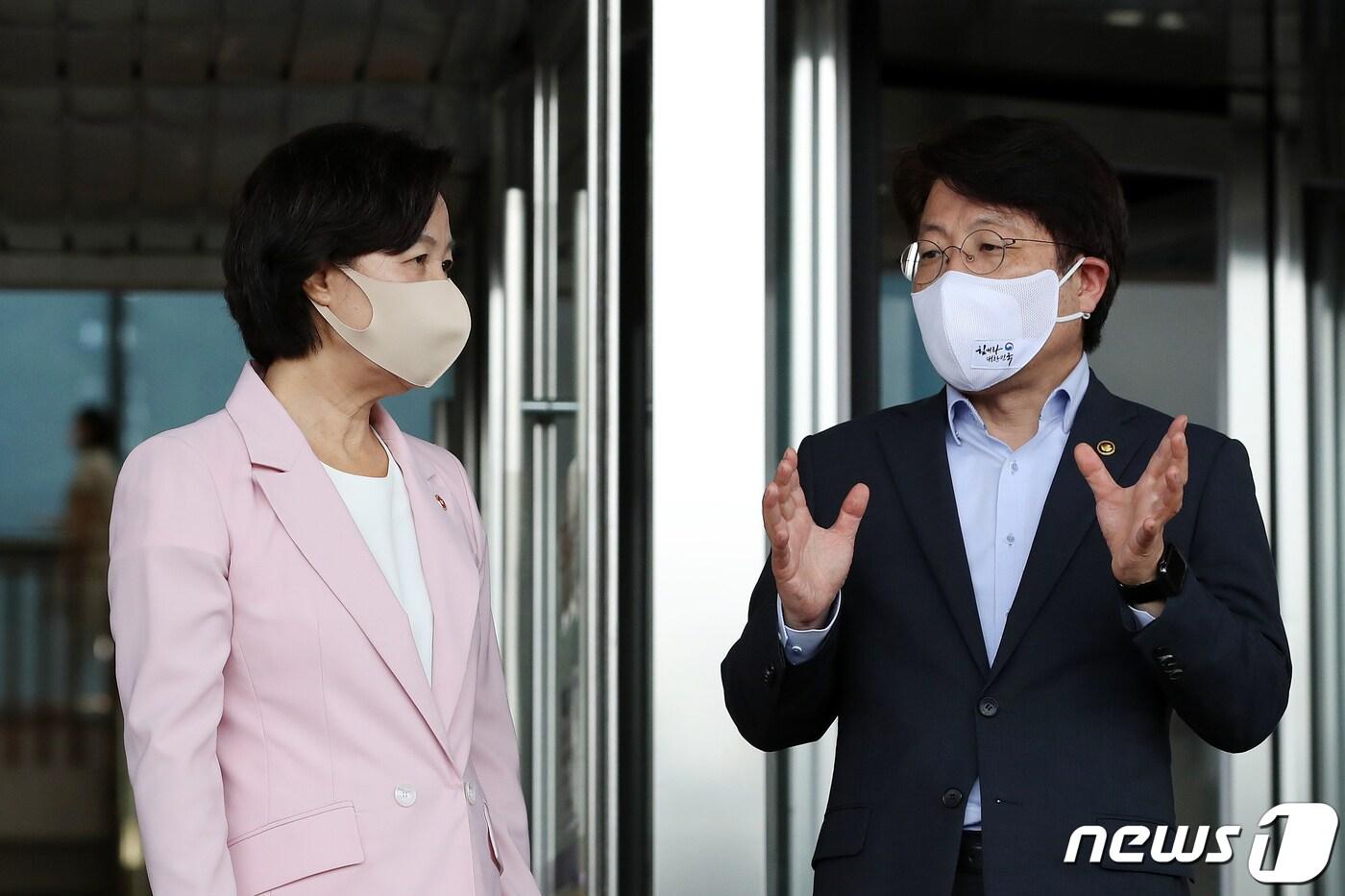 본문 이미지 - 추미애 법무부 장관(왼쪽)과 고기영 차관. 2020.8.27/뉴스1 ⓒ News1 이승배 기자