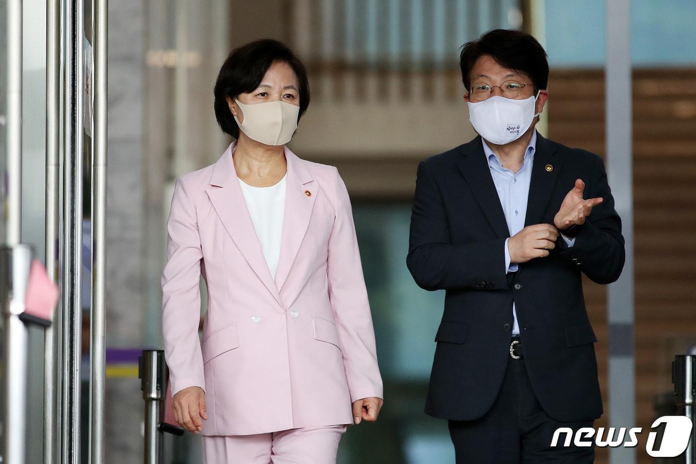 본문 이미지 - 법무부가 차장·부장검사 등 검찰 중간 간부 인사를 발표할 것으로 알려진 27일 오후 추미애 법무부 장관(왼쪽)과 고기영 차관이 경기도 과천 법무부 청사를 나서고 있다. 2020.8.27/뉴스1 ⓒ News1 이승배 기자