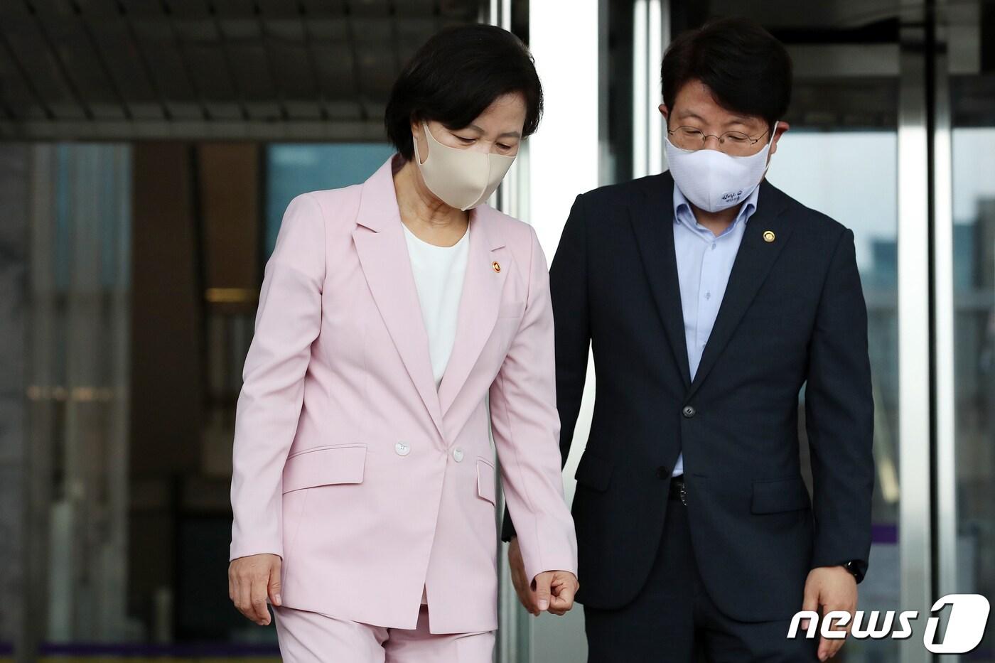 본문 이미지 - 법무부가 차장·부장검사 등 검찰 중간 간부 인사를 발표할 것으로 알려진 27일 오후 추미애 법무부 장관(왼쪽)과 고기영 차관이 경기도 과천 법무부 청사를 나서고 있다. 2020.8.27/뉴스1 ⓒ News1 이승배 기자