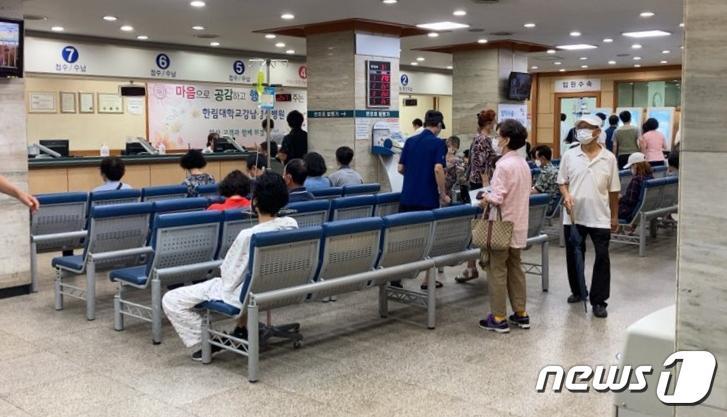 본문 이미지 - 27일 오전 10시쯤 서울 영등포구 강남성심병원 내부 모습 ⓒ 뉴스1/원태성 기자