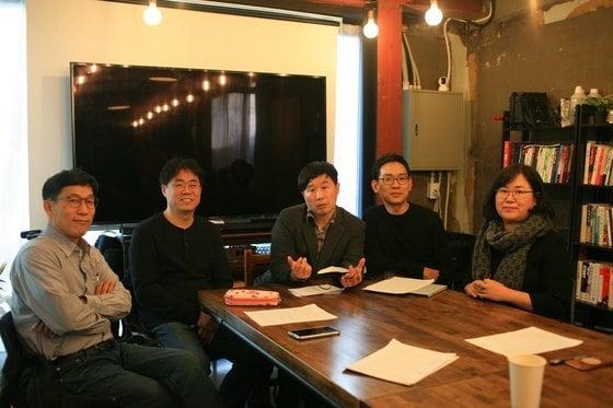 본문 이미지 - 이른바 '조국흑서'로 불린 '한번도 경험해보지 못한 나라'의 저자들인 진중권 전 동양대 교수(왼쪽부터), 김경율 회계사, 서민 단국대 교수, 강양구 기자, 권경애 변호사.(출판사 천년의상상 제공) ⓒ 뉴스1