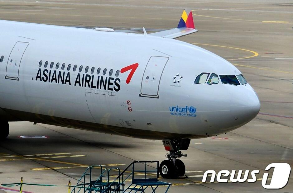 본문 이미지 - 인천공항 제1터미널에 계류돼 있는 아시아나항공 여객기의 모습. 2020.8.27/뉴스1 ⓒ News1 정진욱 기자