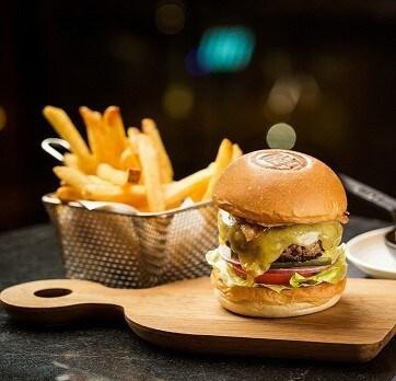 본문 이미지 - JW 메리어트동대문 뷔페 레스토랑인 타볼로 24에서 선보이는 단품 메뉴 중 하나인 BLT 버거 세트