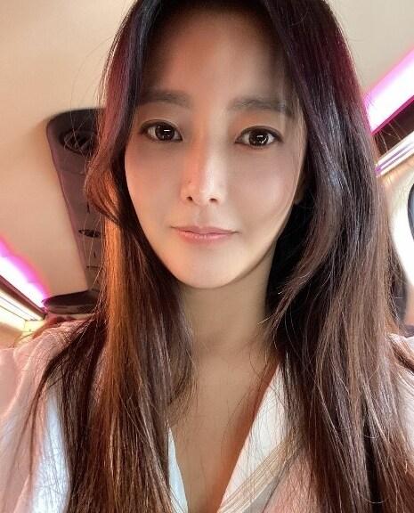 본문 이미지 - 배우 김희선 인스타그램 갈무리 ⓒ 뉴스1