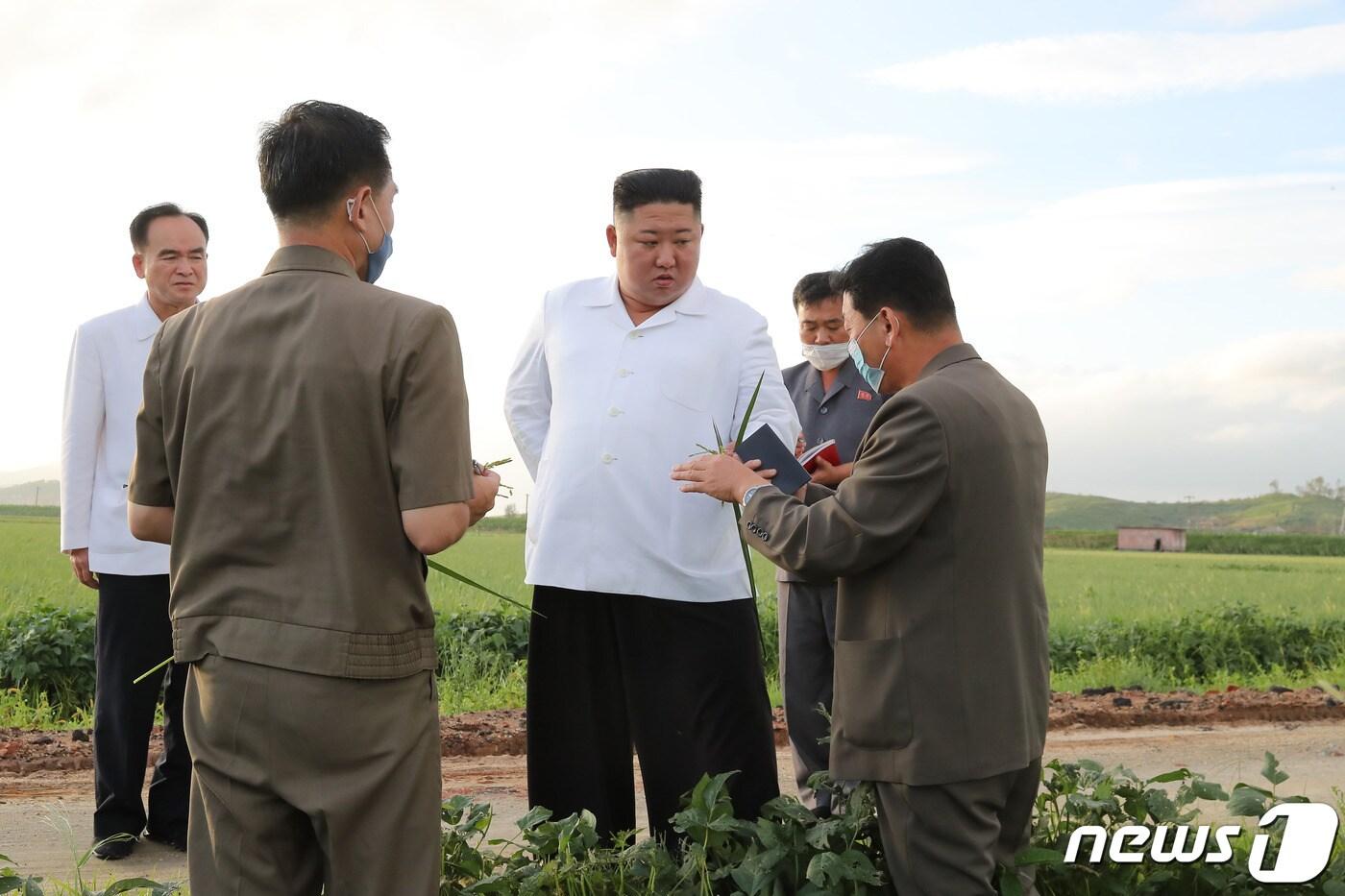 본문 이미지 - (평양 노동신문=뉴스1) = 2020년 8월 김정은 총비서가 황해남도 태풍 피해지역을 시찰하는 모습..[국내에서만 사용가능. 재배포 금지. DB 금지. For Use Only in the Republic of Korea. Redistribution Prohibited] rodongphoto@news1.kr