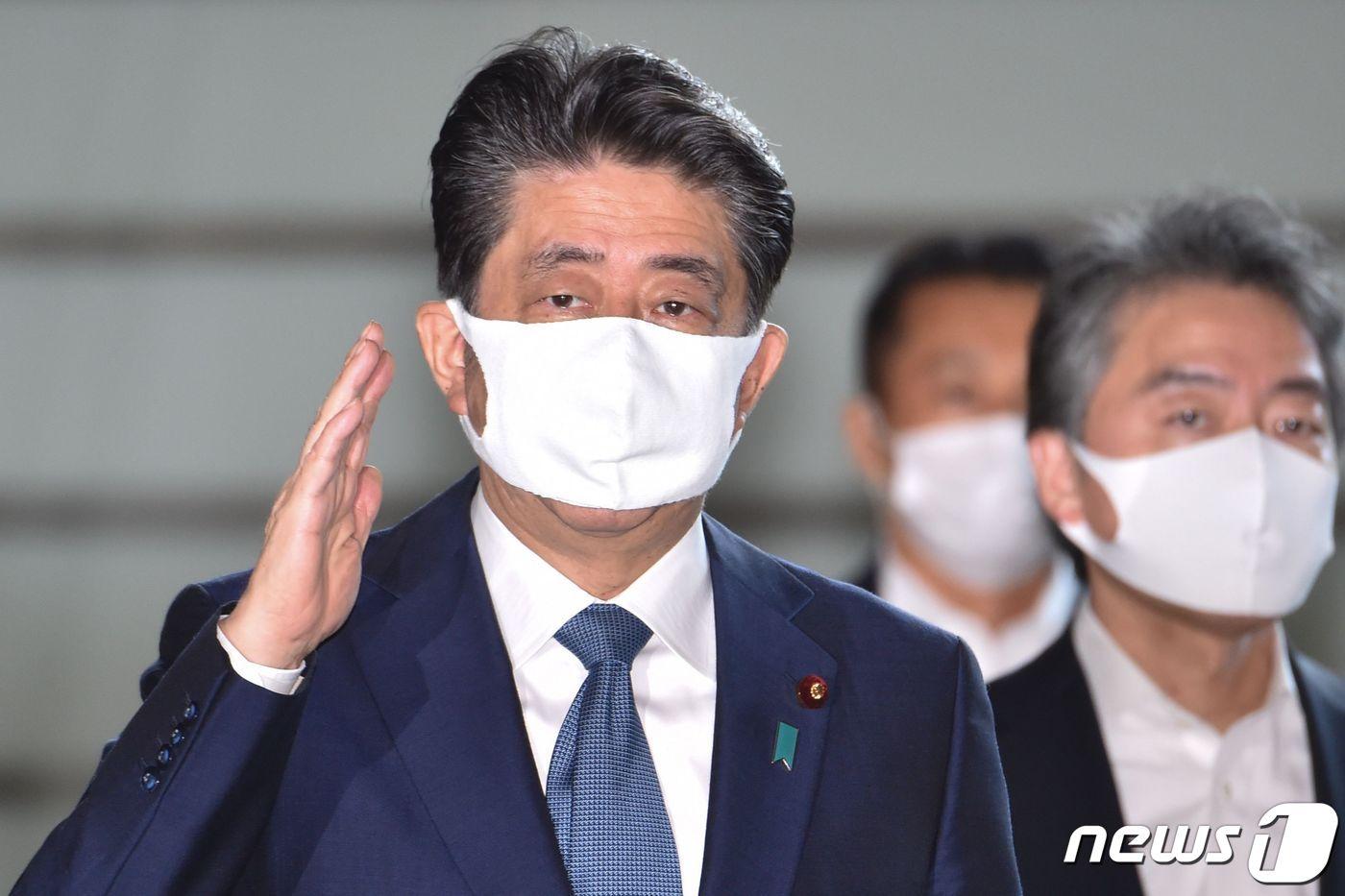 본문 이미지 - 아베 신조 일본 총리가 28일(현지시간) 건강이상설 속 마스크를 쓰고 도쿄 총리관저에 도착을 하고 있다. ⓒ AFP=뉴스1 ⓒ News1 우동명 기자