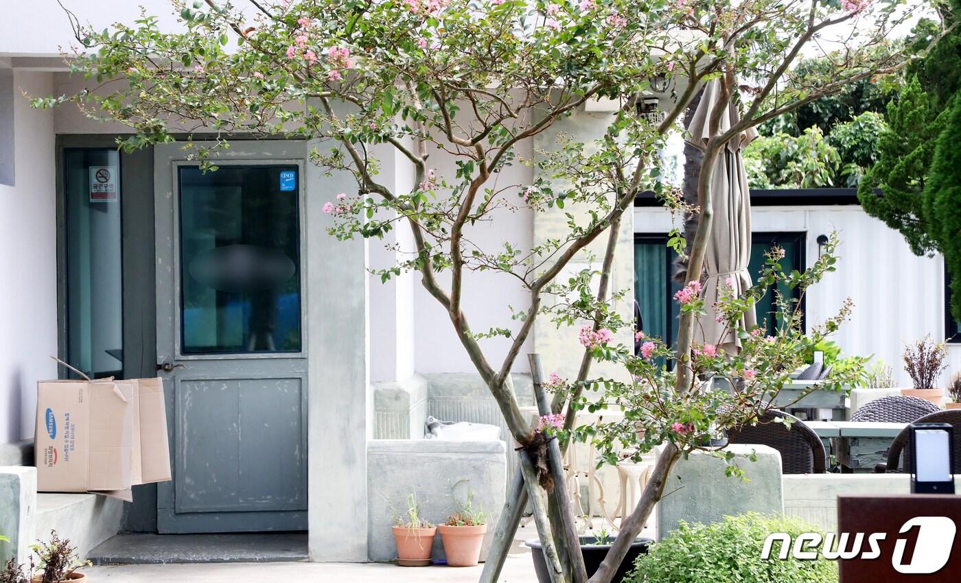 본문 이미지 - 28일 오전 제주 서귀포시 남원읍 태흥리의 한 게스트하우스. 이 게스트하우스 운영자인 A씨는 지난 24일 수도권 지역을 방문했으며 25일 제주에 돌아온 뒤 27일 밤 코로나19 확진 판정을 받았다. A씨와 접촉한 이 게스트하우스 직원 B씨도 이날 코로나19 확진 판정을 받았다.2020.8.28 /뉴스1 ⓒ News1 오미란 기자