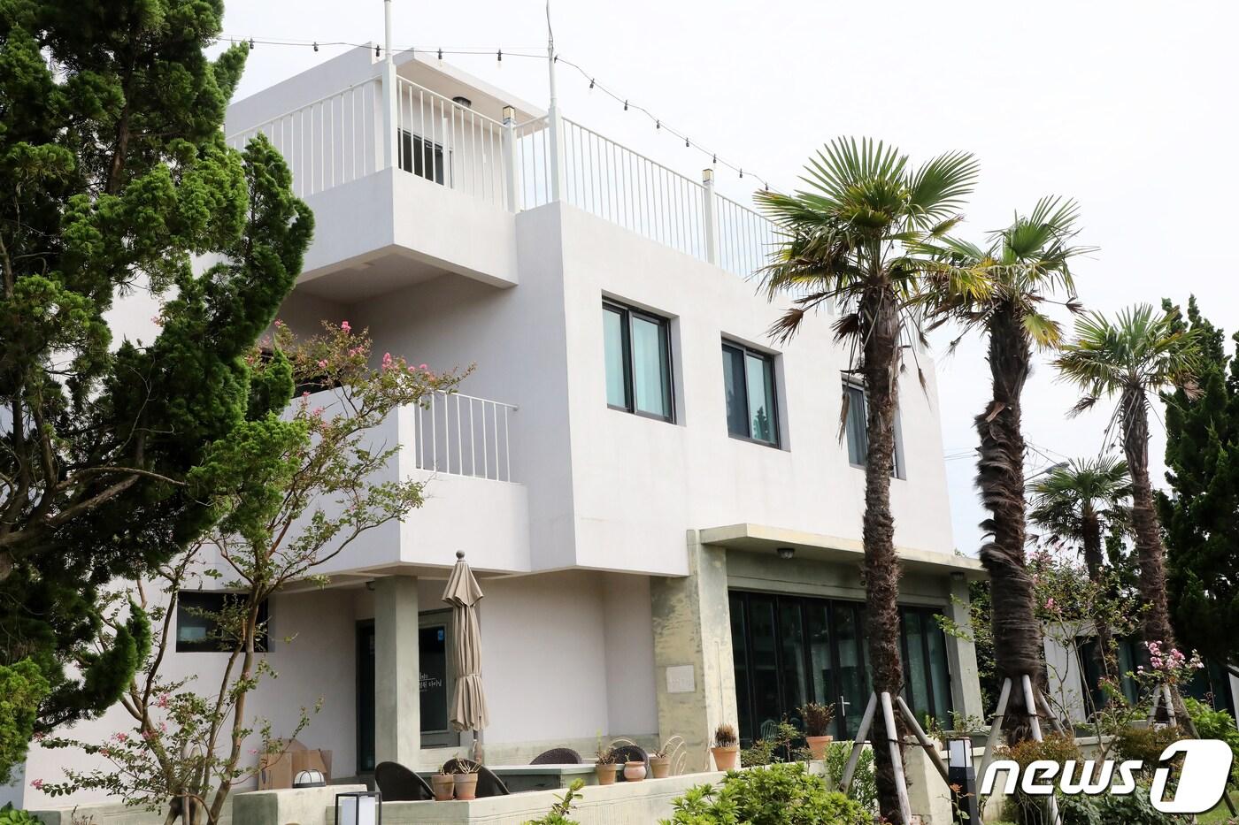 28일 오전 제주 서귀포시 남원읍 태흥리의 한 게스트하우스. 이 게스트하우스 운영자인 A씨는 지난 24일 수도권 지역을 방문했으며 25일 제주에 돌아온 뒤 27일 밤 코로나19 확진 판정을 받았다. 이 게스트하우스와 관련된 코로나19 확진자는 현재 전국적으로 10명으로 파악되고 있다.2020.8.28/뉴스1 ⓒ News1 오미란 기자