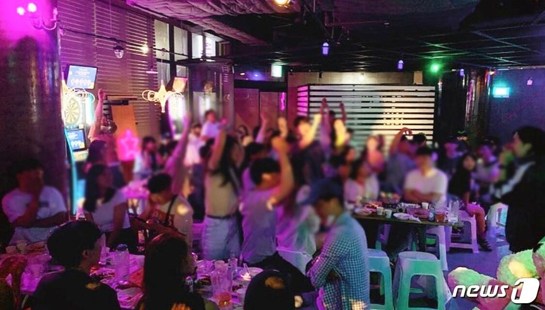 본문 이미지 - 제주 한 게스트하우스에서 투숙객들이 모여 음악에 맞춰 춤을 추고 있다(SNS 캡처) /ⓒ 뉴스1