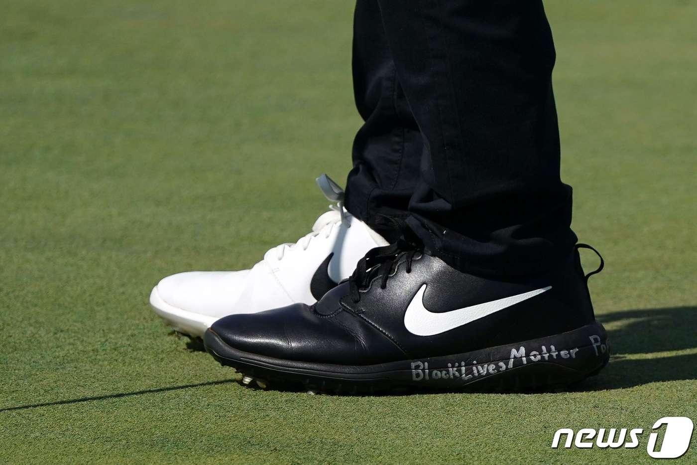 카메론 챔프가 28일 PGA투어 페덱스컵 플레이오프 2차전 BMW 챔피언십 1라운드에 검은색과 흰색 신발을 동시에 신고 나와 인종 차별 반대 움직임에 동참했다. ⓒ AFP=뉴스1