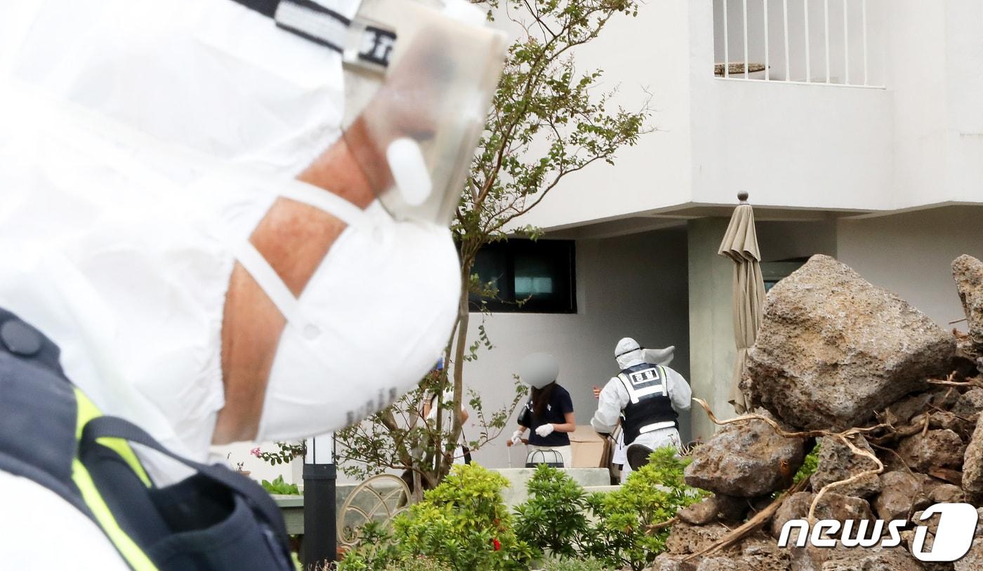 28일 오후 제주 서귀포시 남원읍 태흥2리의 한 게스트하우스에서 제주 36·37번째 코로나19 확진자의 밀접 접촉자인 일부 투숙객들이 짐을 들고 밖을 나서고 있다. 수도권발 감염자인 제주 36번 확진자는 이 곳 사장, 제주 37번 확진자는 사장과 접촉한 직원이다.2020.8.28/뉴스1 ⓒ News1 오미란 기자