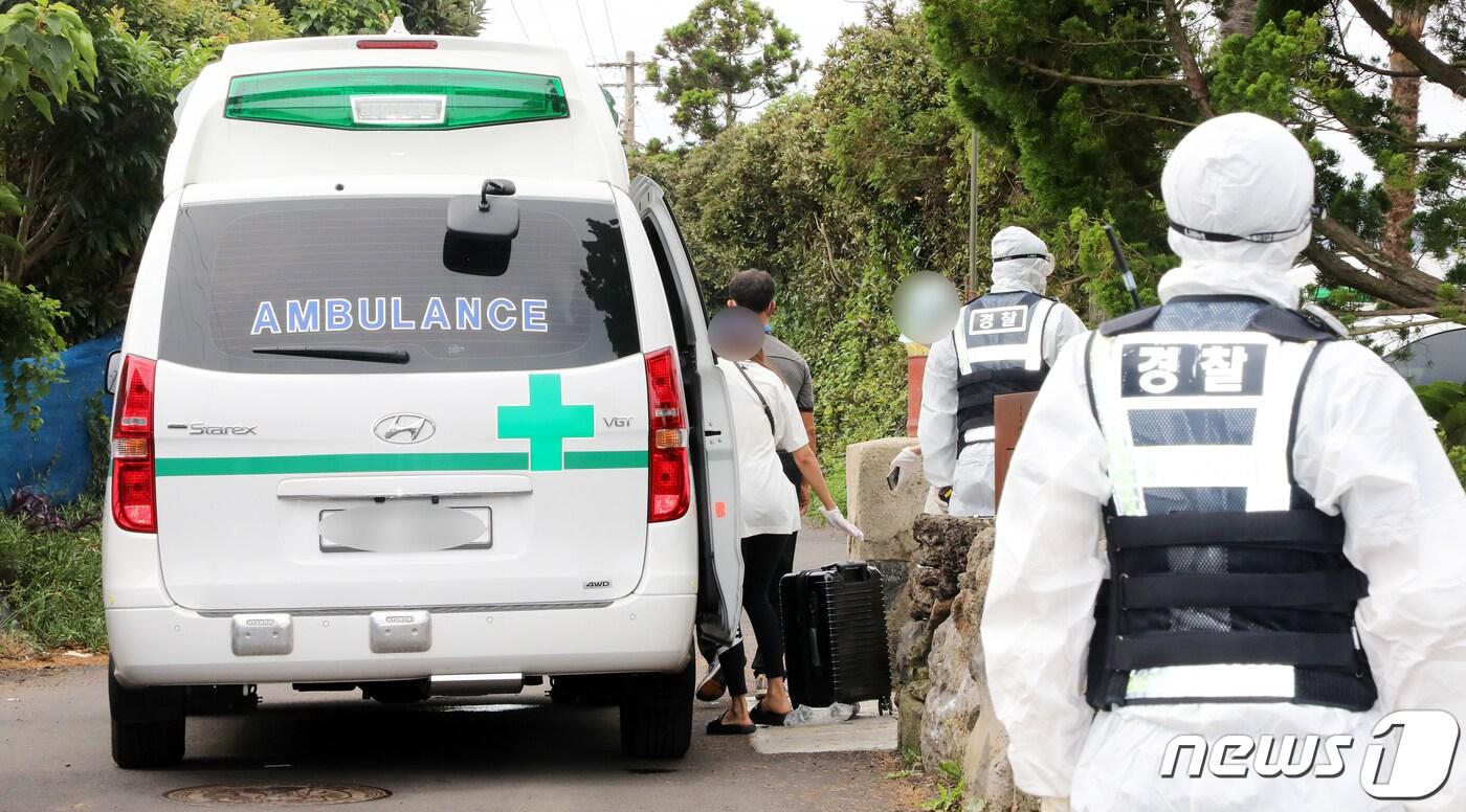 지난 28일 오후 제주 서귀포시 남원읍 태흥2리의 한 게스트하우스에서 제주 36·37번째 코로나19 확진자의 밀접 접촉자인 일부 투숙객들이 캐리어를 들고 구급차량에 탑승하고 있다./뉴스1 ⓒ News1 오미란 기자