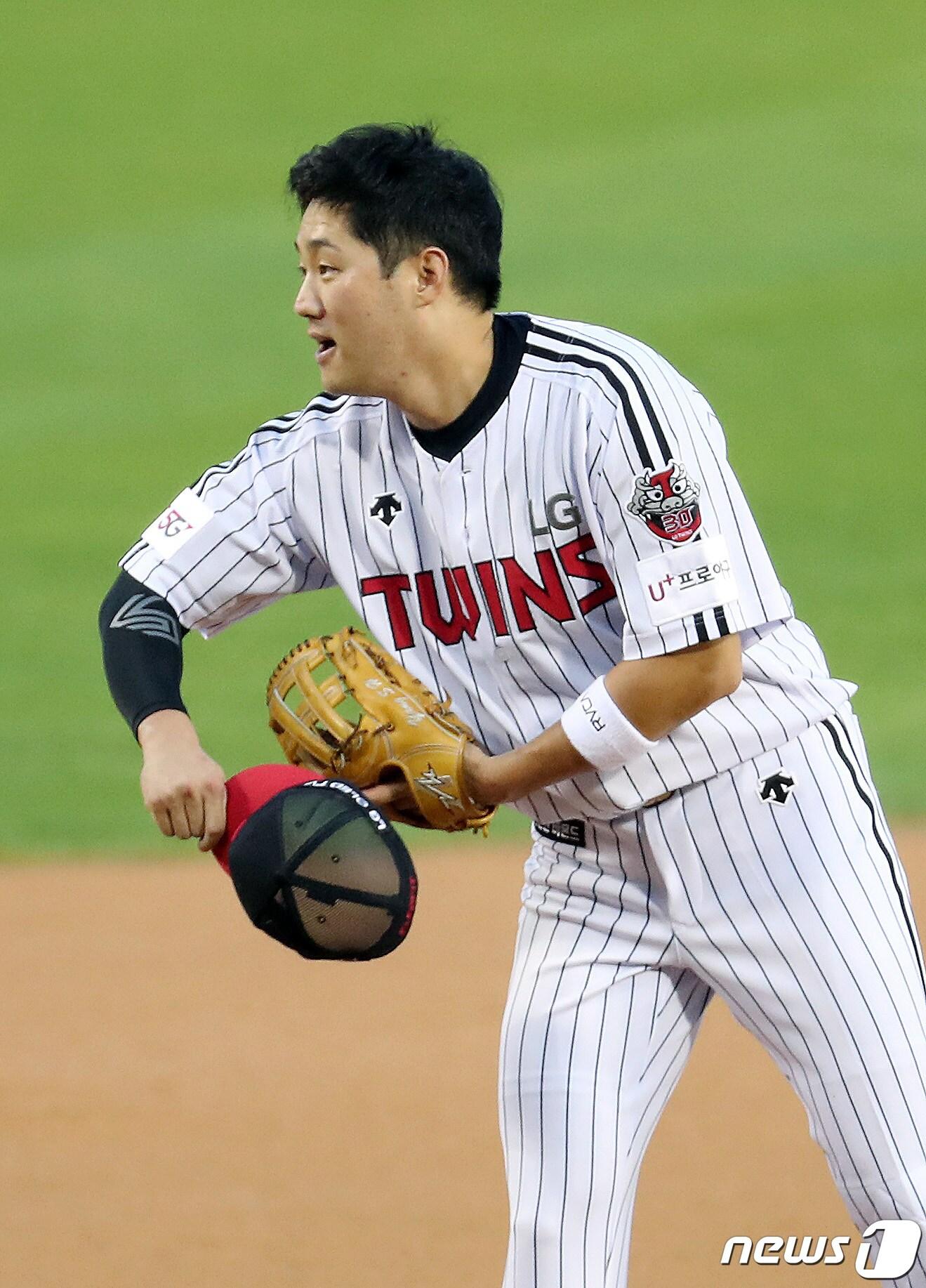 본문 이미지 - 28일 오후 서울 송파구 잠실야구장에서 열린 '2020 프로야구 신한은행 SOL KBO리그' kt위즈와 LG트윈스의 경기에서 1회초 3루 수비로 나선 LG 양석환이 인사를 하고 있다. 2020.8.28/뉴스1 ⓒ News1 이동해 기자