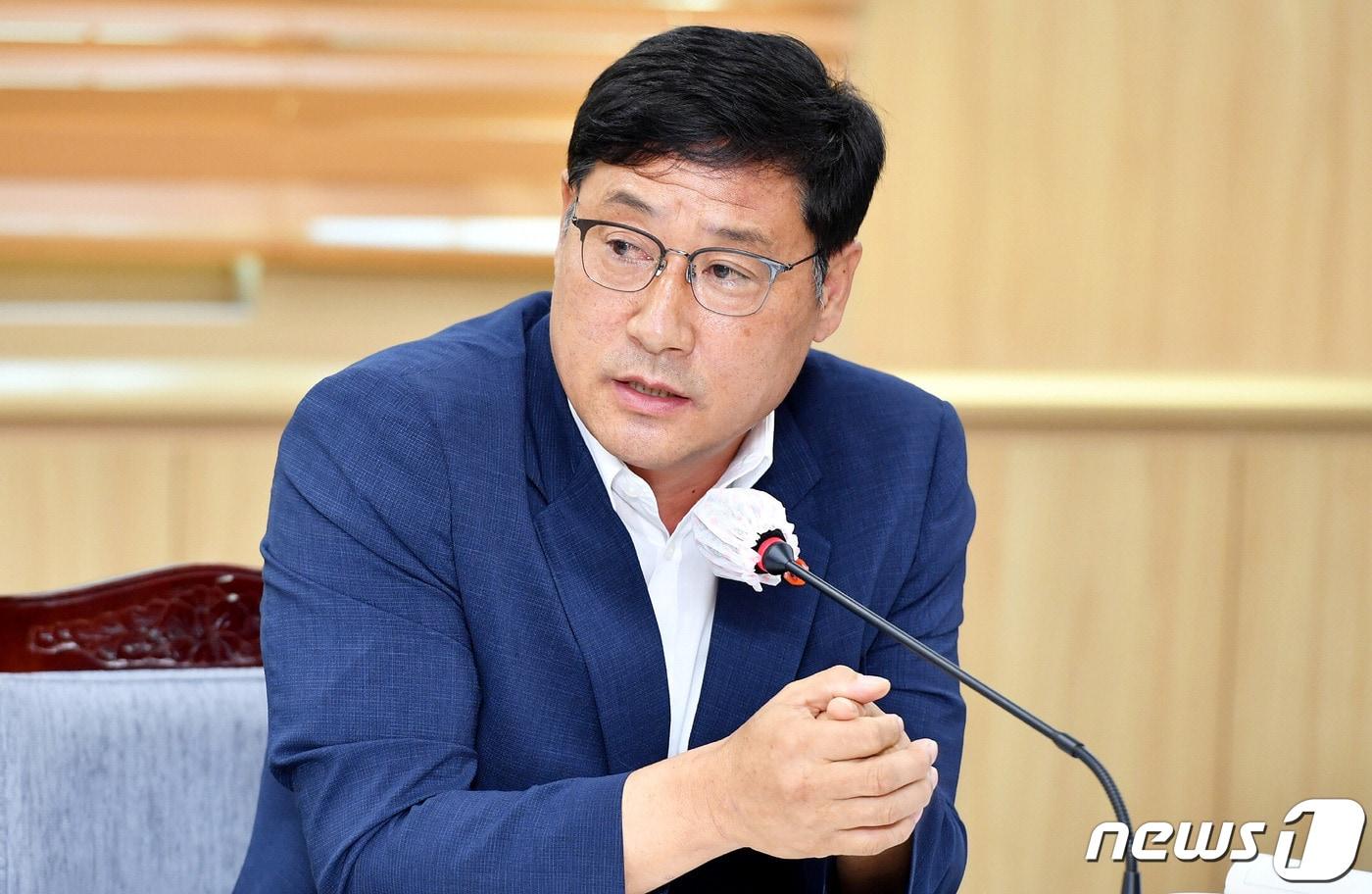 본문 이미지 - 고용호 제주도의회 의원(서귀포시 성산읍·더불어민주당)이 29일 제주도의회 대회의실에서 열린 고영권 제주도 정무부지사 예정자 인사청문회에서 고 예정자에게 제주 비자림로 확장공사에 대한 입장을 묻고 있다.(제주도의회 제공)ⓒ News1