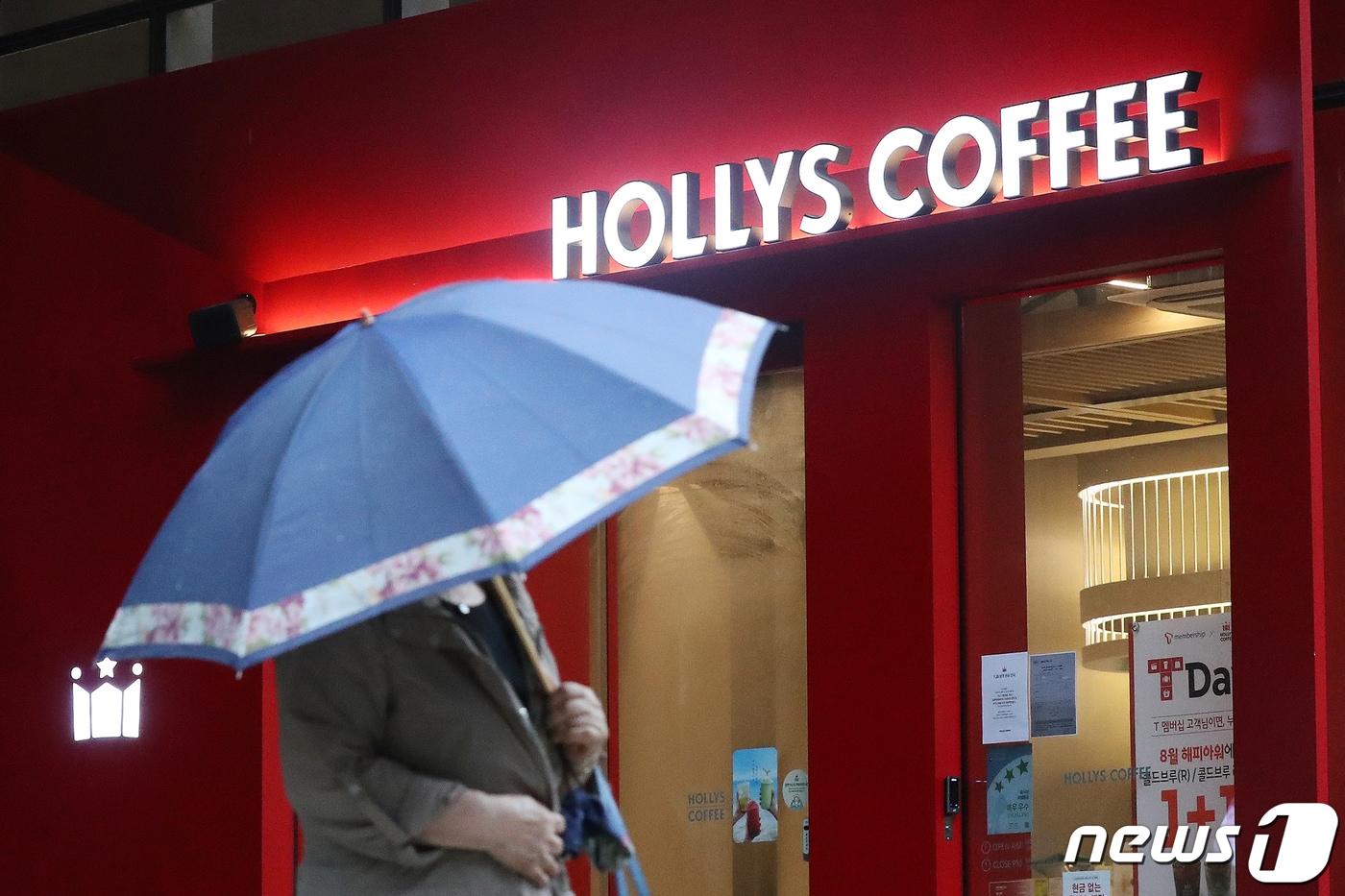 서울 소재 한 할리스커피 앞으로 시민들이 오가고 있다. /뉴스1 ⓒ News1 