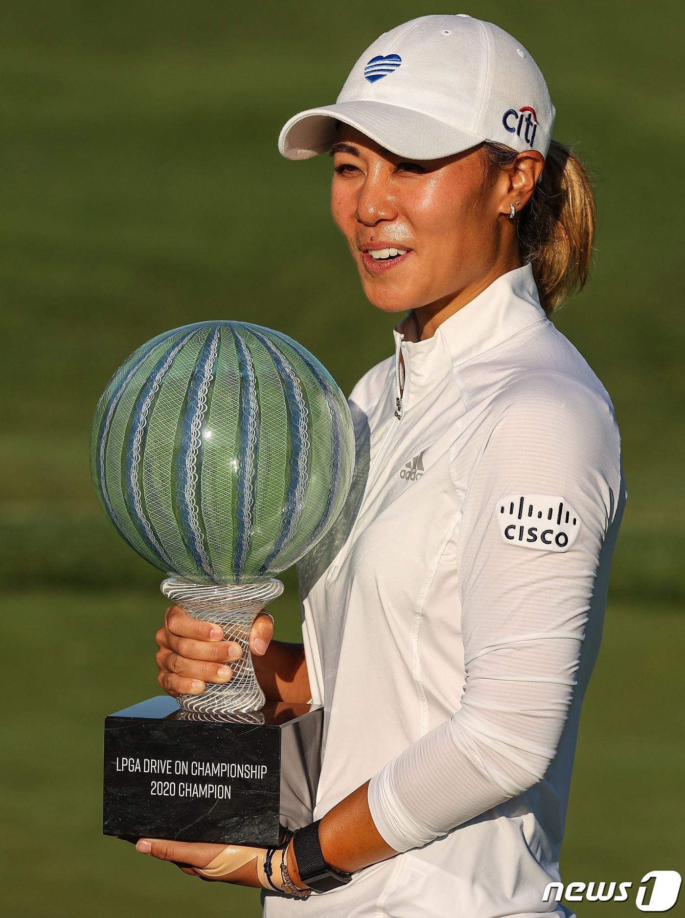 본문 이미지 - 재미교포 다니엘 강이 2일(현지시간) 오하이오주 털리도 인버네스 클럽에서 5개월여 만에 열린 LPGA 투어 드라이브온 챔피언십에서 우승 트로피를 들고 기뻐하고 있다. ⓒ AFP=뉴스1 ⓒ News1 우동명 기자