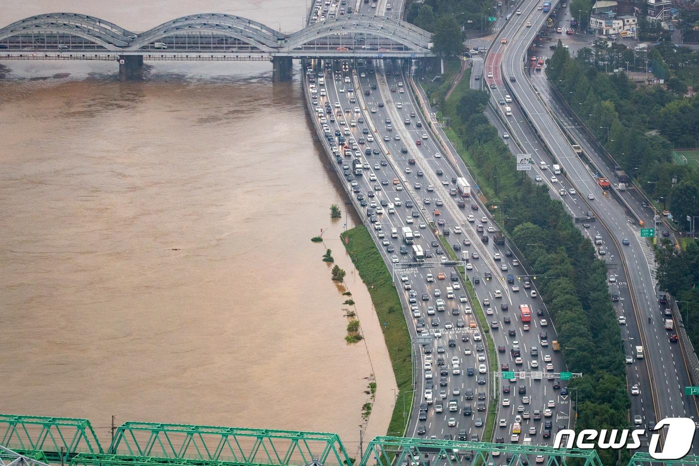 본문 이미지 - 3일 중부지방에 집중되고 있는 폭우로 서울 여의도 63아트에서 바라본 한강이 흙탕물로 변해 있다. 2020.8.3/뉴스1 ⓒ News1 유승관 기자
