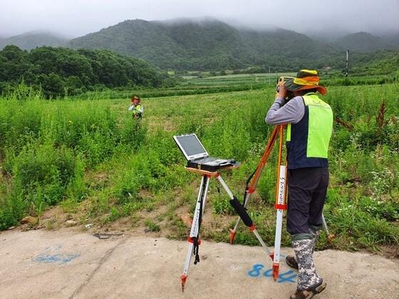 본문 이미지 - 지적측량하고 있는 LX직원(LX 제공)2020.8.3/뉴스1