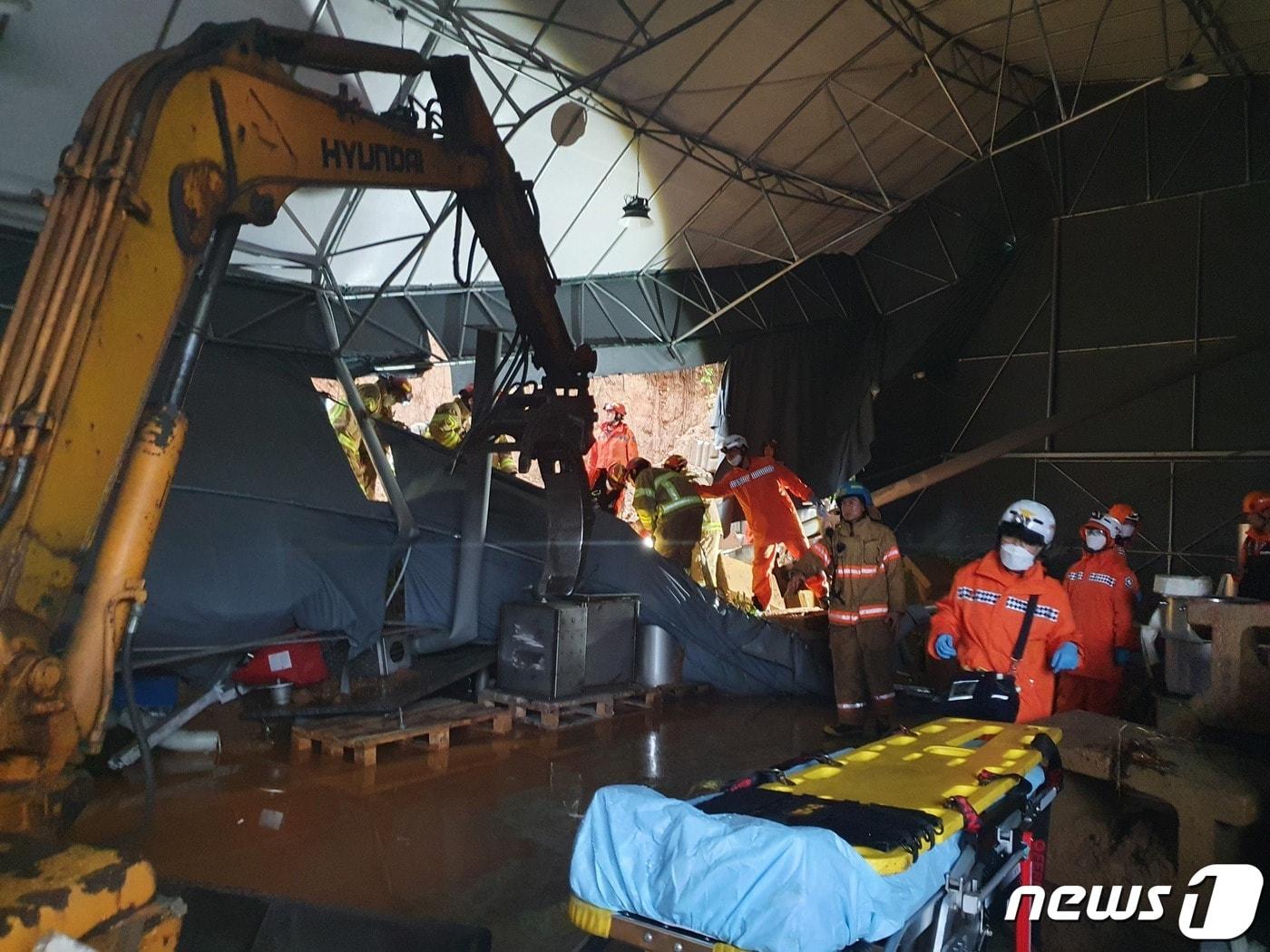 본문 이미지 - 3일 경기도 평택 청북읍 한 공장에서 토사물이 덮쳐 작업중이던 근로자들이 매몰된 가운데 구조대가 이들을 구조하고 있다.(경기도소방재난본부 제공) /뉴스1
