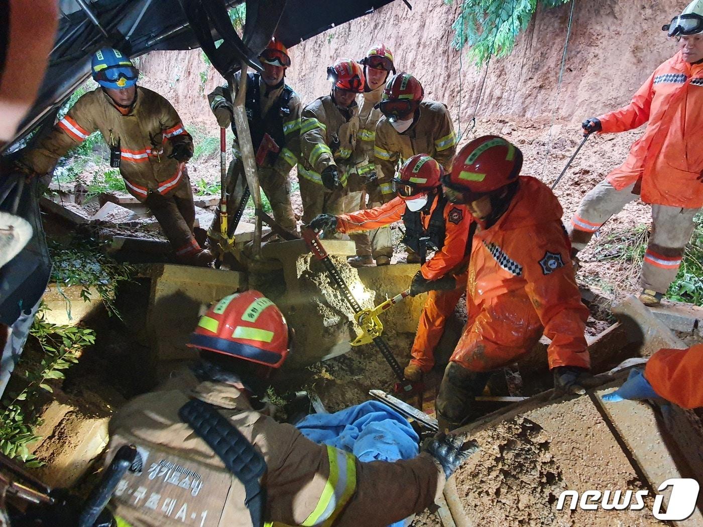 본문 이미지 - 3일 경기도 평택 청북읍 한 공장에서 토사물이 덮쳐 작업중이던 근로자들이 매몰된 가운데 구조대가 이들을 구조하고 있다. 신고를 받고 출동한 구조대는 매몰자 4명을 구조해 병원으로 이송했으나 이중 3명이 사망했다.(경기도소방재난본부 제공) 2020.8.3/뉴스1