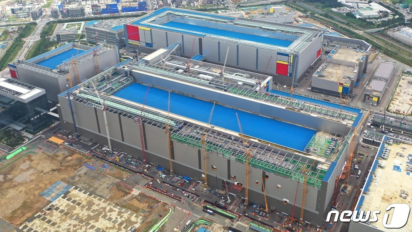 본문 이미지 - 연면적이 12만8900㎡(축구장 16개 크기)에 달하는 삼성전자의 평택캠퍼스 2라인 전경(삼성전자 제공)/뉴스1
