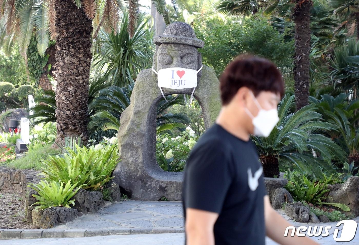 30일 오전 제주국제공항에 마스크를 쓴 관광객들이 이동하고 있다. 전날 제주에는 신종 코로나바이러스 감염증(코로나19) 확진자 4명이 추가 발생했다. 2020.8.30/뉴스1 ⓒ News1 홍수영 기자