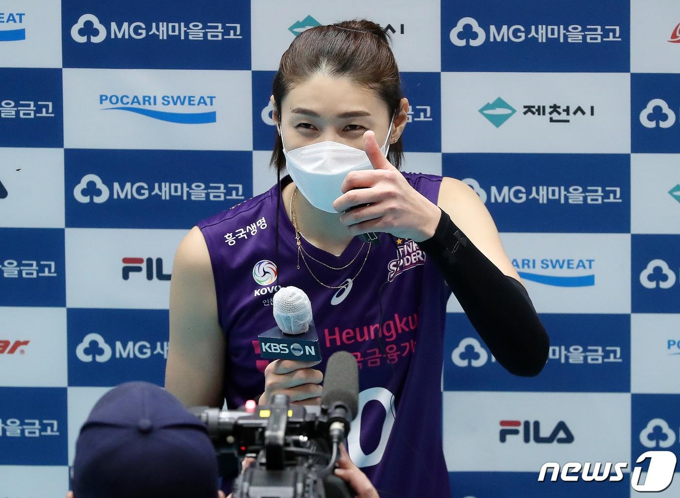 본문 이미지 - 김연경 '10년 만의 국내 복귀전 마친 후 엄지 척!' ⓒ News1 김진환 기자