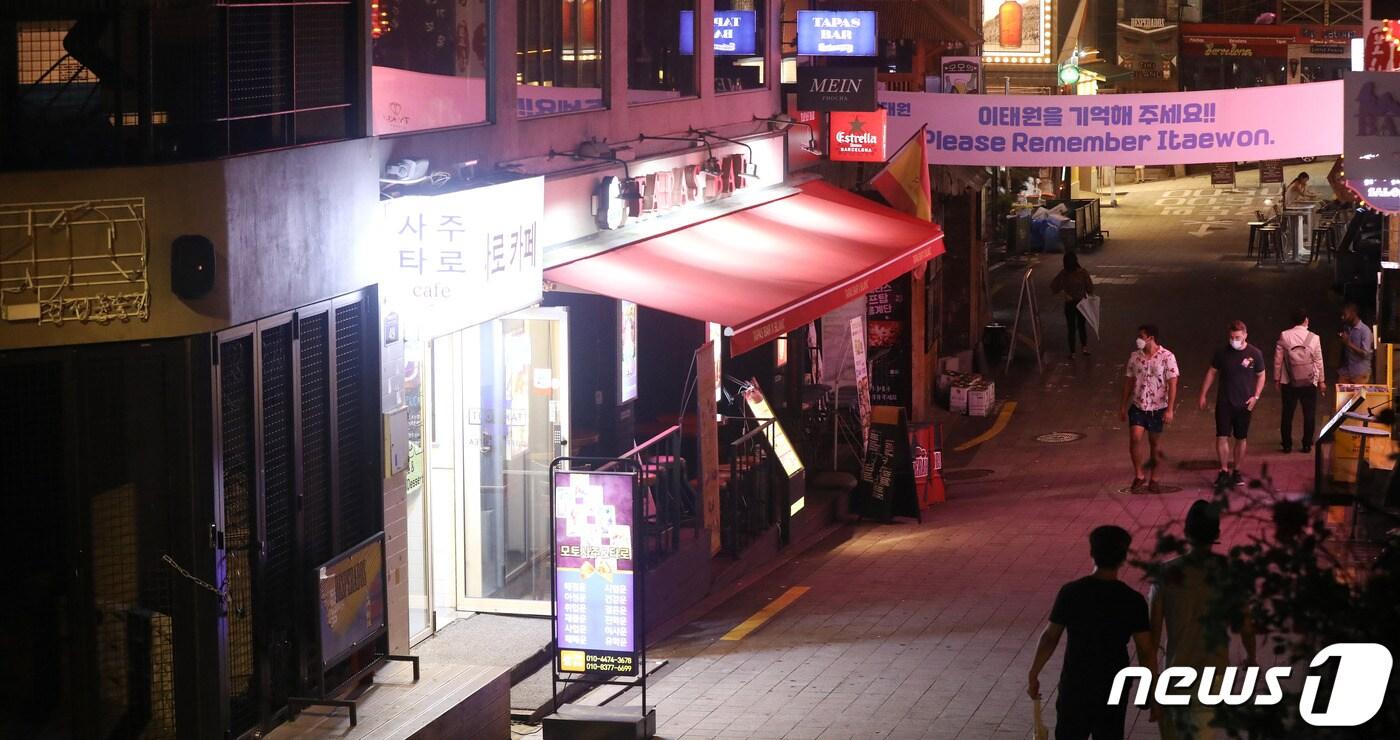 30일 서울 용산구 이태원동 번화가가 한산한 모습을 보이고 있다. 2020.8.30/뉴스1 ⓒ News1 민경석 기자