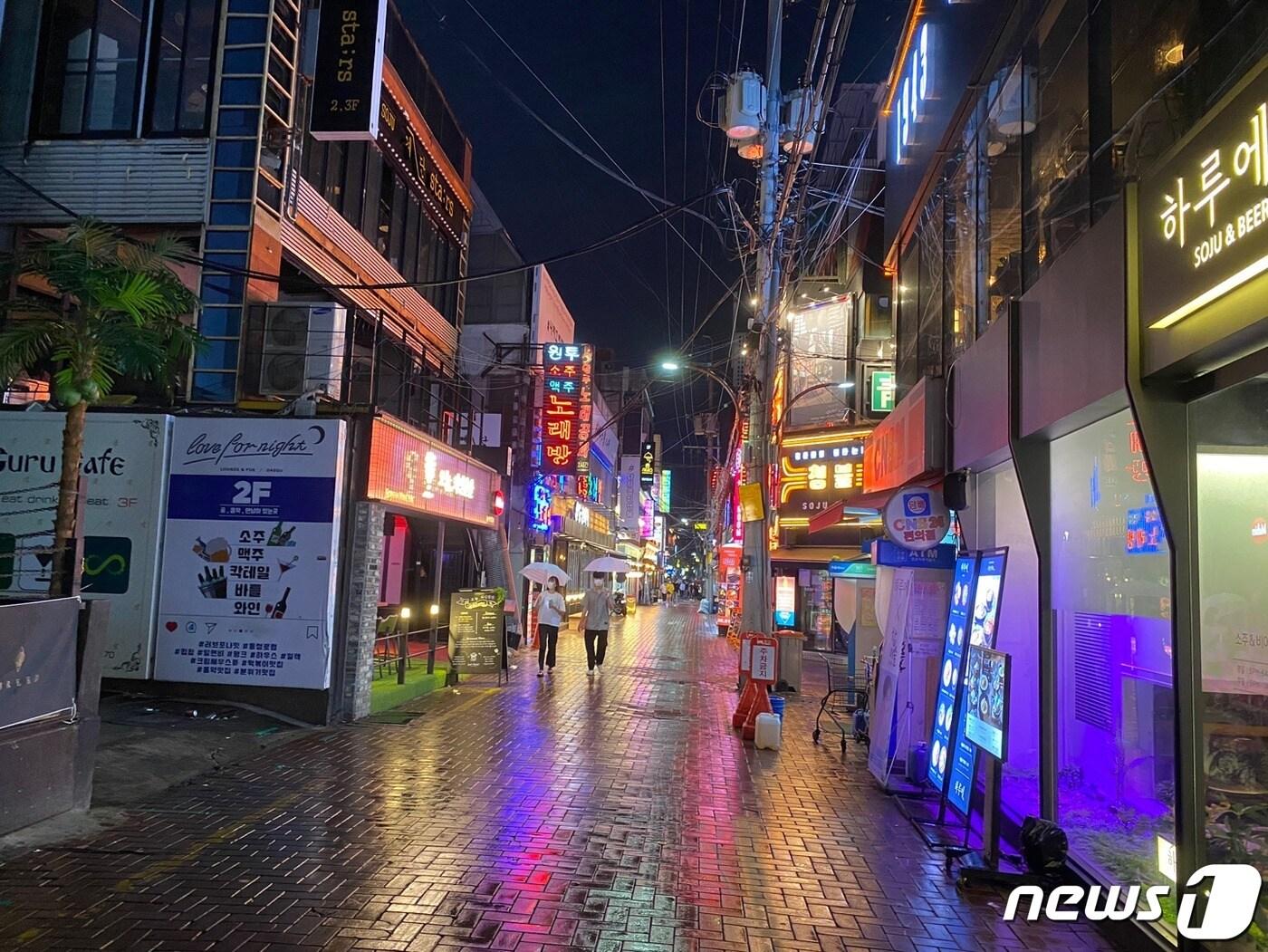 본문 이미지 - 30일 오후 7시 50분쯤 대구 중구 동성로에 클럽거리에 인쩍이 끊겨 있다.2020.8.30/뉴스1 ⓒ News1 김홍철 기자