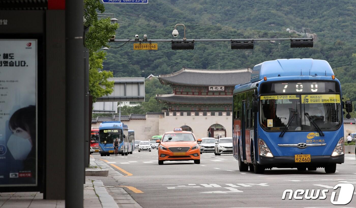 본문 이미지 - 서울 세종대로 광화문광장 인근에서 버스가 오가고 있다. 2020.8.31/뉴스1 ⓒ News1 이승배 기자