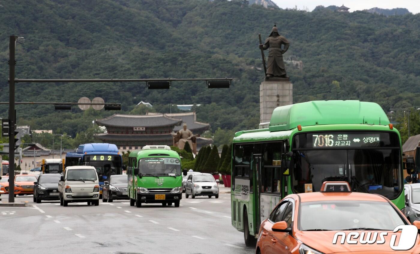본문 이미지 - 서울 세종대로 광화문광장 인근에서 버스가 오가고 있다. 2020.8.31/뉴스1 ⓒ News1 이승배 기자