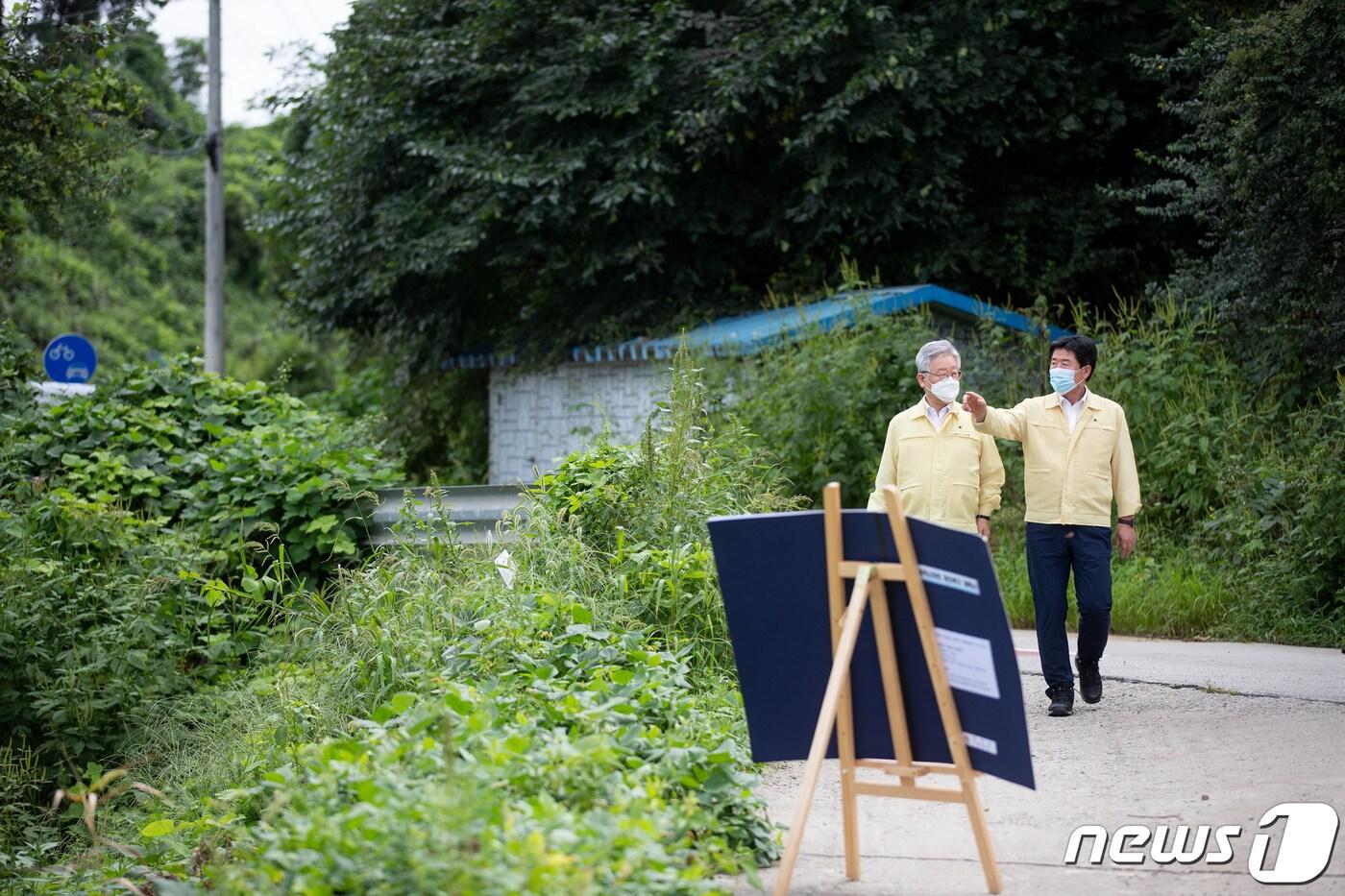 31일 오후 이재명 경기도지사(왼쪽)가 김광철 연천군수와 연천군 집중호우 침수피해현장을 방문했다.(경기도청 제공)/ⓒ 뉴스1