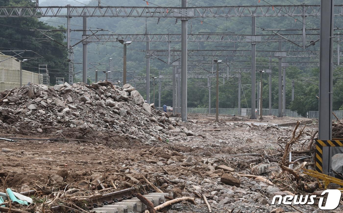 본문 이미지 - 4일 오전 충북 충주시 산척면 삼탄역 일부 선로에 집중호우로 토사가 유입해 긴급복구작업이 진행되고 있다. 2020.8.4/뉴스1 ⓒ News1 김용빈 기자