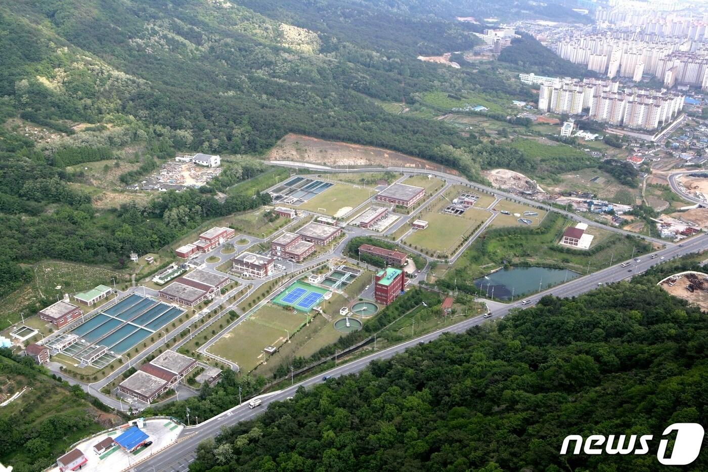 본문 이미지 - 경남 김해시가 2022년까지 431억 원을 투입해 수도시설을 개선한다. 사진은 김해 삼계정수장 전경. ⓒ 뉴스1