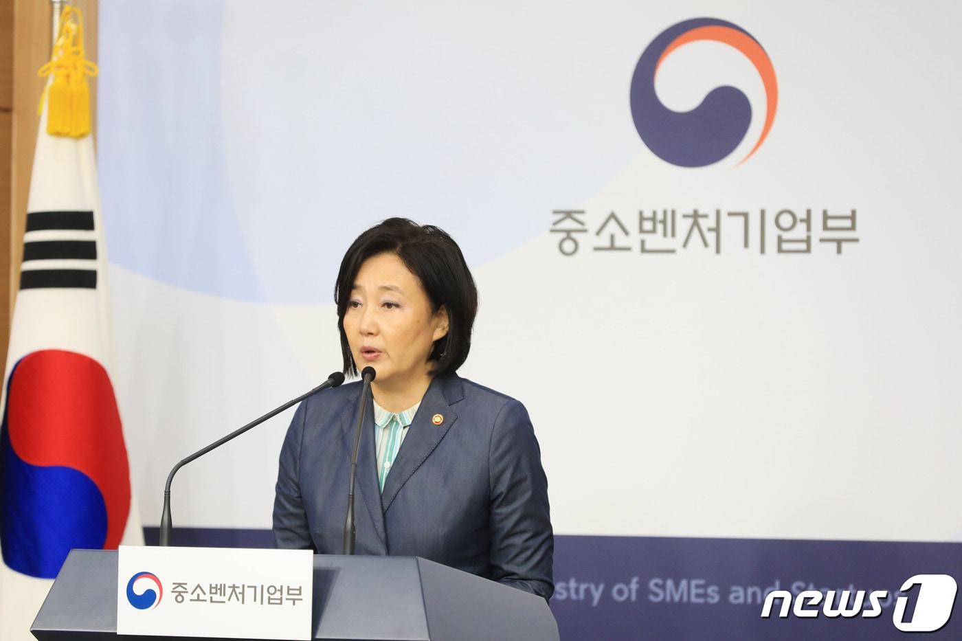 본문 이미지 - 박영선 중소벤처기업부 장관은 4일 오전 서울 종로구 서울정부청사에서 열린 '혁신 벤처·스타트업 상반기 일자리 및 투자 동향 브리핑'에서 발언을 하고 있다. (중기부 제공) / 2020.08.04 ⓒ 뉴스1