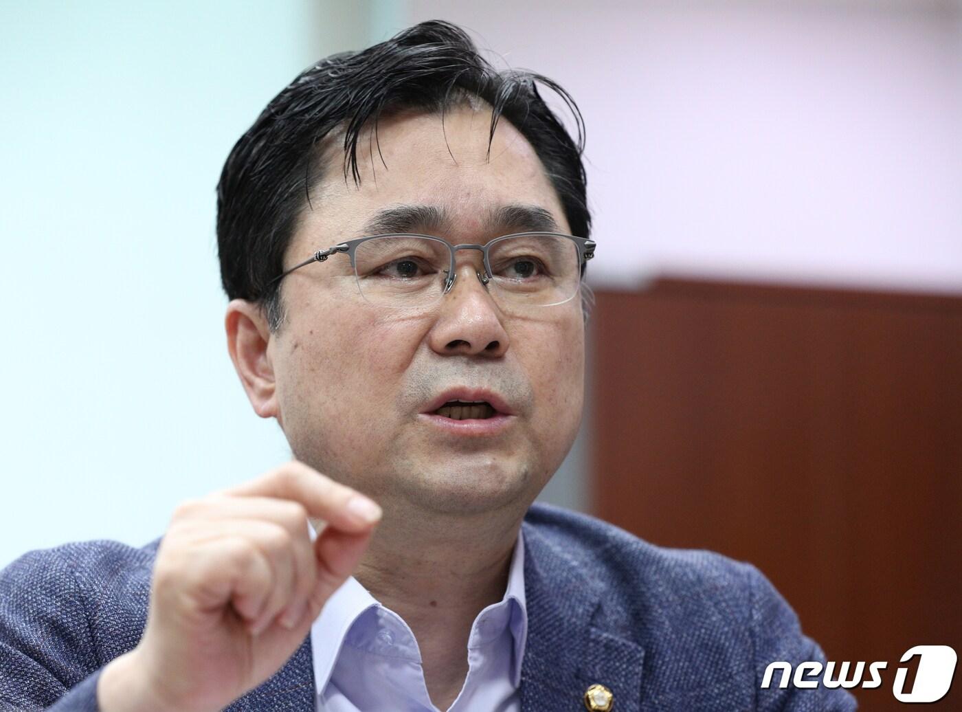 본문 이미지 - 더불어민주당 최고위원 후보에 출마한 김종민 의원이 4일 오전 서울 여의도 국회 의원회관에서 뉴스1과 인터뷰를 하고 있다. 2020.8.4/뉴스1 ⓒ News1 신웅수 기자