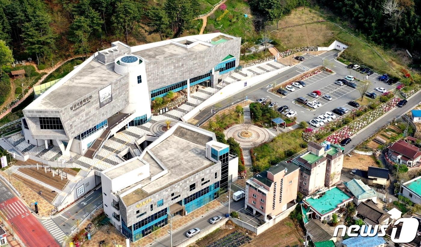 본문 이미지 - 경남 양산시립박물관이 문화체육관광부가 선정하는 경남도내 공립박물관 '최우수기관'에 선정됐다. 사진은 양산시립박물관 전경. ⓒ 뉴스1