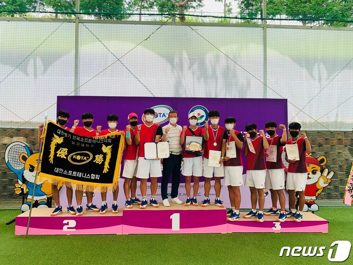 본문 이미지 - 대전대 소프트테니스팀이 대통령기 전국대회에서 단체전 금메달을 획득했다. ⓒ 뉴스1