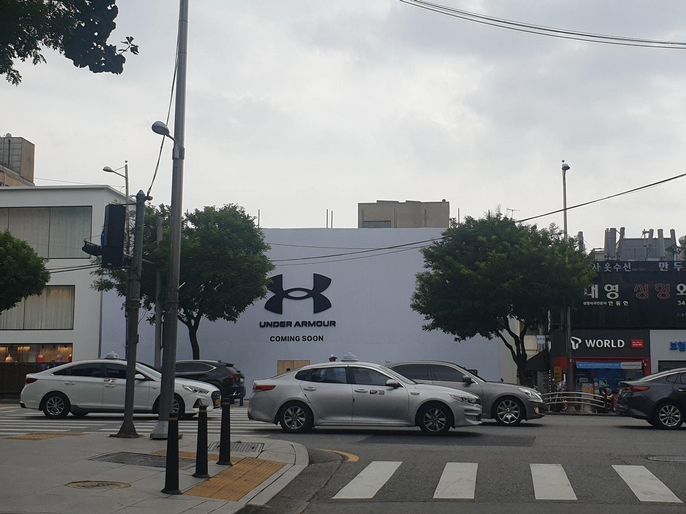 본문 이미지 - 압구정로데오에 출점 준비 중인 언더아머 매장.ⓒ 뉴스1 배지윤 기자