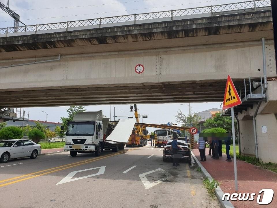 본문 이미지 - 화물차량이 높이 제한 구조물을 들이받아 일대 교통이 통제됐다.(광주지방경찰청 제공) /ⓒ 뉴스1