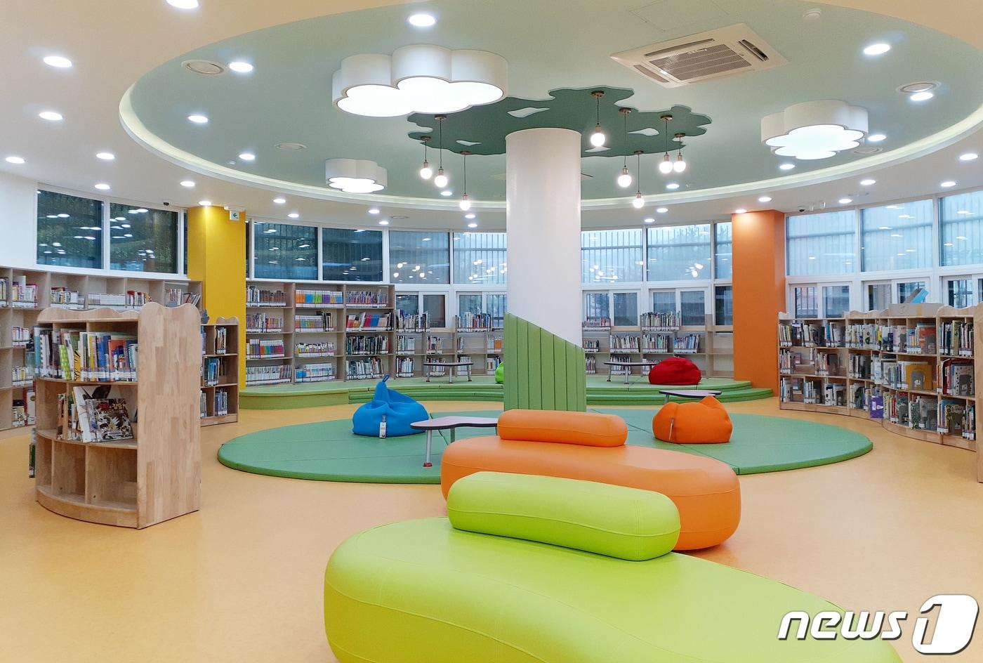 본문 이미지 - 광주 시립산수도서관에 조성한 어린이 북카페 전경.(광주시 제공)2020.8.4/뉴스1 ⓒ News1 박준배 기자