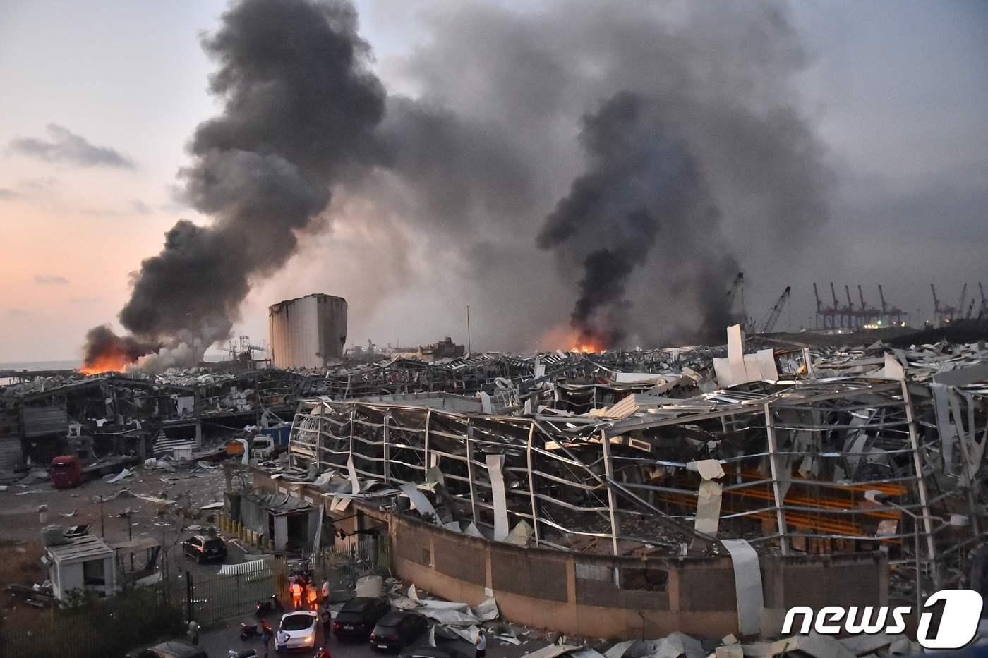 4일(현지시간) 레바논 베이루트항 선착장에 있는 창고에서 대규모 폭발사고가 발생해 검은 연기가 치솟고 있다. 이날 폭발로 최소 70여 명이 숨지고 3700여 명이 부상을 당해 수천명의 사상자가 발생했다. ⓒ AFP=뉴스1 ⓒ News1 우동명 기자