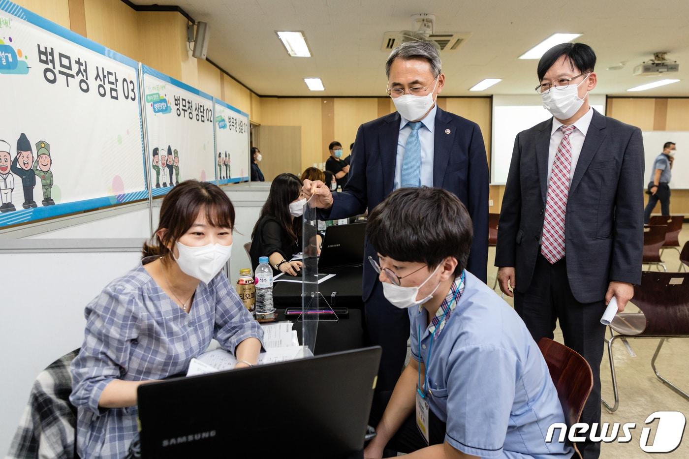 본문 이미지 - 모종화 병무청장이 5일 부산기계공업고등학교에서 열린 ‘찾아가는 입영 전 병역진로설계’ 현장을 방문, 전문상담관의 상담하는 모습을 학교 관계자와 함께 보고 있다. (병무청 제공) 2020.8.5/뉴스1
