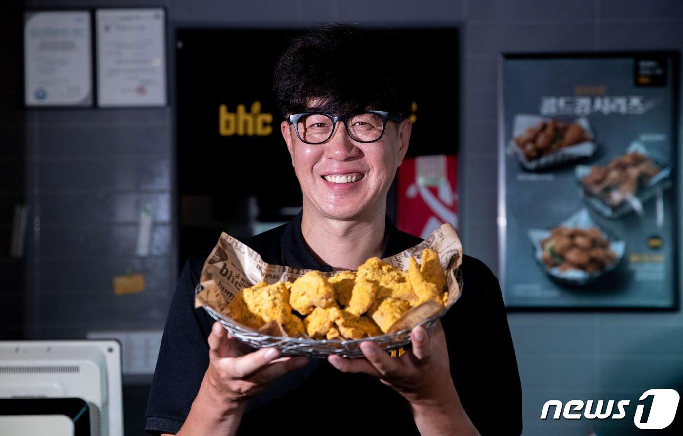 본문 이미지 - 차영수 BHC 월곡점 점주가 5일 오후 서울 성북구 BHC 월곡점에서 뉴스1과 인터뷰 하기에 앞서 포즈를 취하고 있다. 2020.8.5/뉴스1 ⓒ News1 이재명 기자