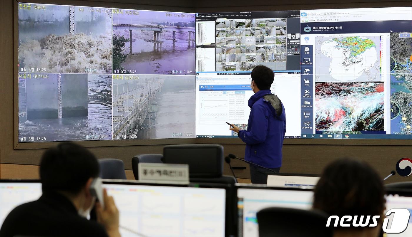 서울 동작구 한강홍수통제소에서 직원들이 필승교 수위를 실시간으로 확인하고 있다. ⓒ News1 박지혜 기자
