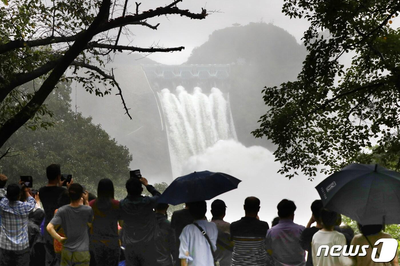 5일 오후 집중호우로 제한수위를 초과한 강원 춘천 소양강댐이 수문을 열어 물을 쏟아내고 있다. 한강 최상류 홍수조절 기능을 맡는 소양강댐의 방류는 지난 2017년 이후 3년만이다./뉴스1 ⓒ News1 민경석 기자