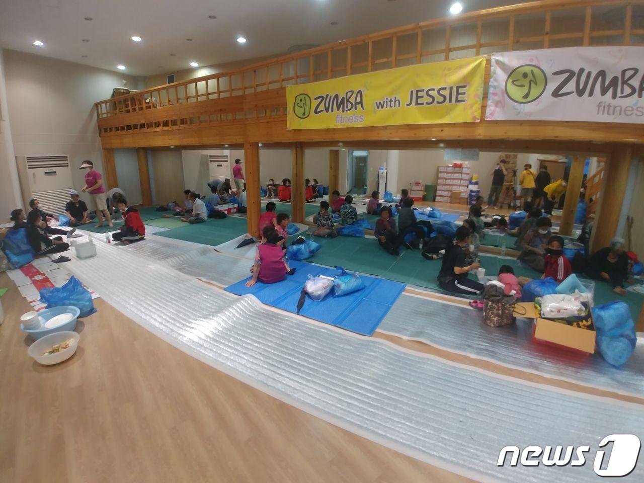 본문 이미지 - 폭우로 한탕강이 범람하면서 6일 오전 강원 철원군 김화읍 사무소 공동체관에 생창리 주민들이 대피해 있다. 2020.8.6 /뉴스1 ⓒ News1 박하림 기자